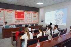 洪亮的童音里全是自傲取欢 